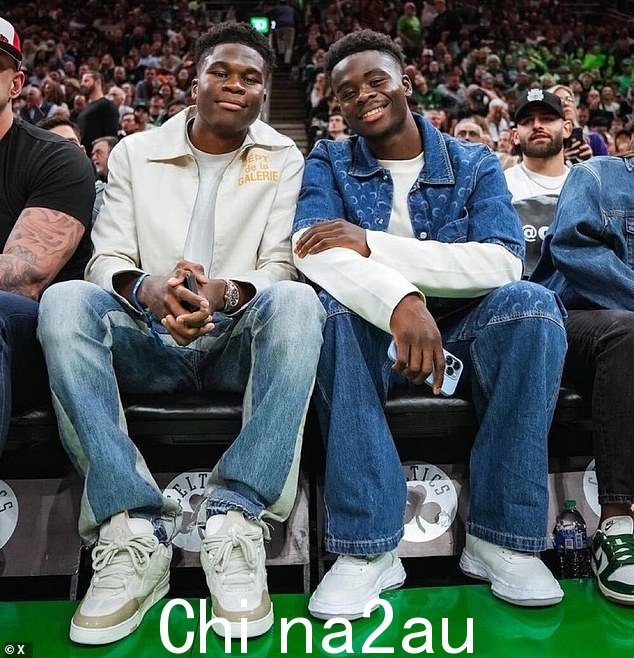 Bukayo Saka 在今年早些时候的一场 NBA 比赛中与他的兄弟 Abayomi 合影——这是兄弟俩罕见的在一起镜头