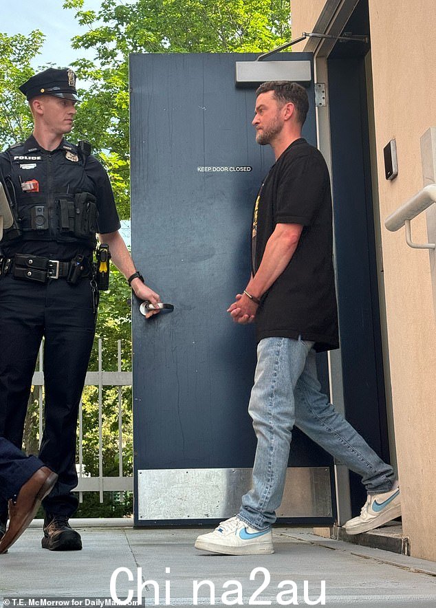 周二,戴上手铐的贾斯汀·汀布莱克从汉普顿萨格港的警察总部穿过一座桥,前往附近的司法法院