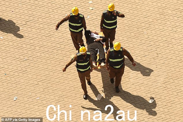 救援人员用担架抬走一名受酷热影响的男子