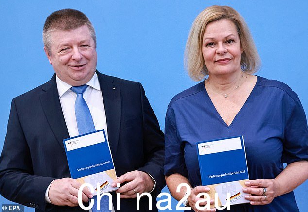 德国内政部长 Nancy Faeser(右)和德国联邦宪法保护办公室主席 Thomas Haldenwang 于 18 日在德国柏林提交《2023 年宪法保护报告》 2024 年 6 月
