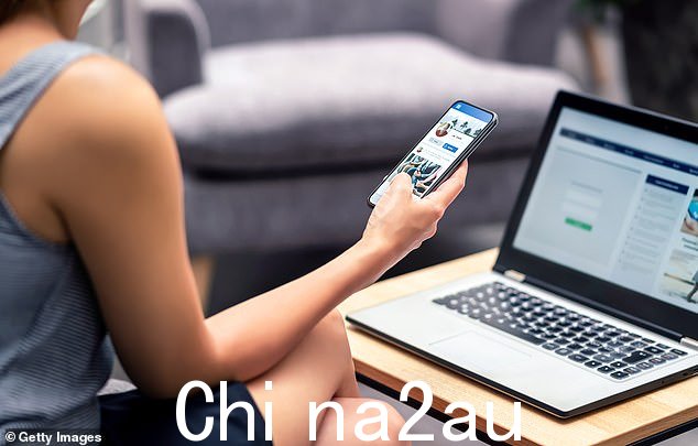 痴迷地滚动以了解新男人的前任可能是由一个人过去的依恋问题引起的,而这些问题在现在又复活了