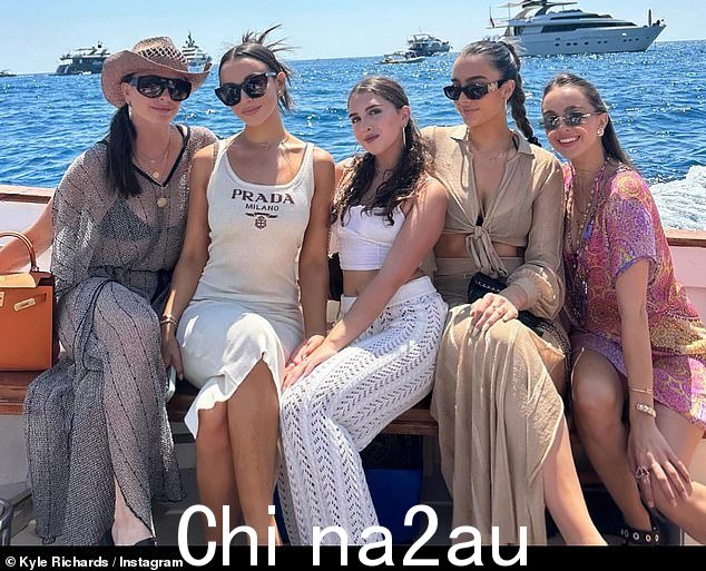 Kyle 在母亲节与女儿 Farrah、Alexia、Sophia 和 Portia 分享了一张照片