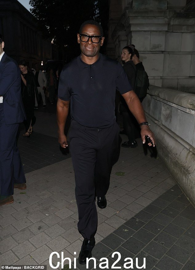 演员 David Harewood 穿着黑色 T 恤和裤子,风格简约