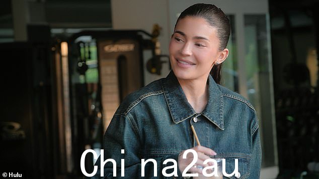 凯莉·詹纳 (Kylie Jenner) 的饮料储存习惯是最新一集《卡戴珊姐妹》的焦点。在凯莉的妹妹肯德尔 (Kendall) 拜访这位 26 岁化妆品大亨的家中时,目光敏锐的观众看到了凯莉的一台昂贵冰箱