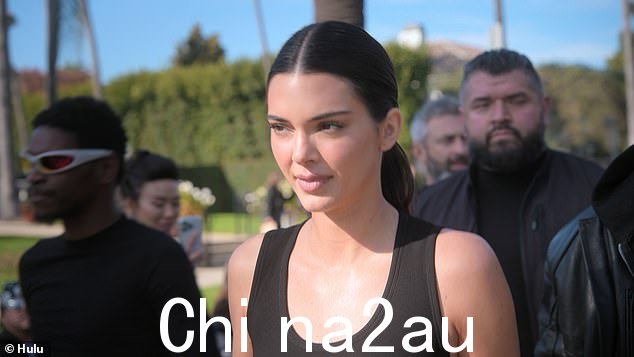 Kim 和她的模特妹妹 Kendall 一起参加了演出,她抱怨 Khloé 尽管受到邀请却没有参加演出,她将此归咎于她相信自己患有广场恐惧症