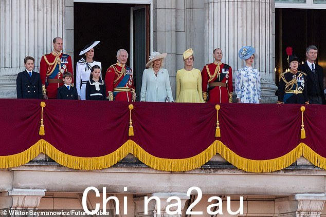 周六国王生日时白金汉宫阳台上的皇家阵容...