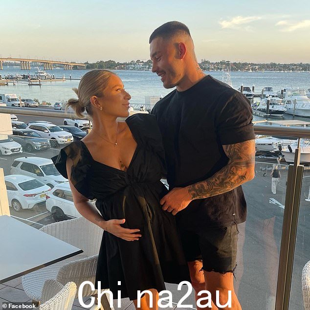 阿奎那小马队备受争议的妓女与他怀孕的伴侣合影