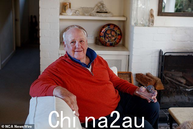他说周三晚上这个奇怪的公告让他的妻子感到不安