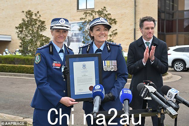 新南威尔士州警察督察艾米·斯科特从新南威尔士州警察局长凯伦·韦伯手中获得专员英勇奖