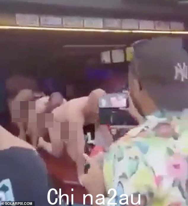 八名英国度假者被警察识别,目前面临持续调查