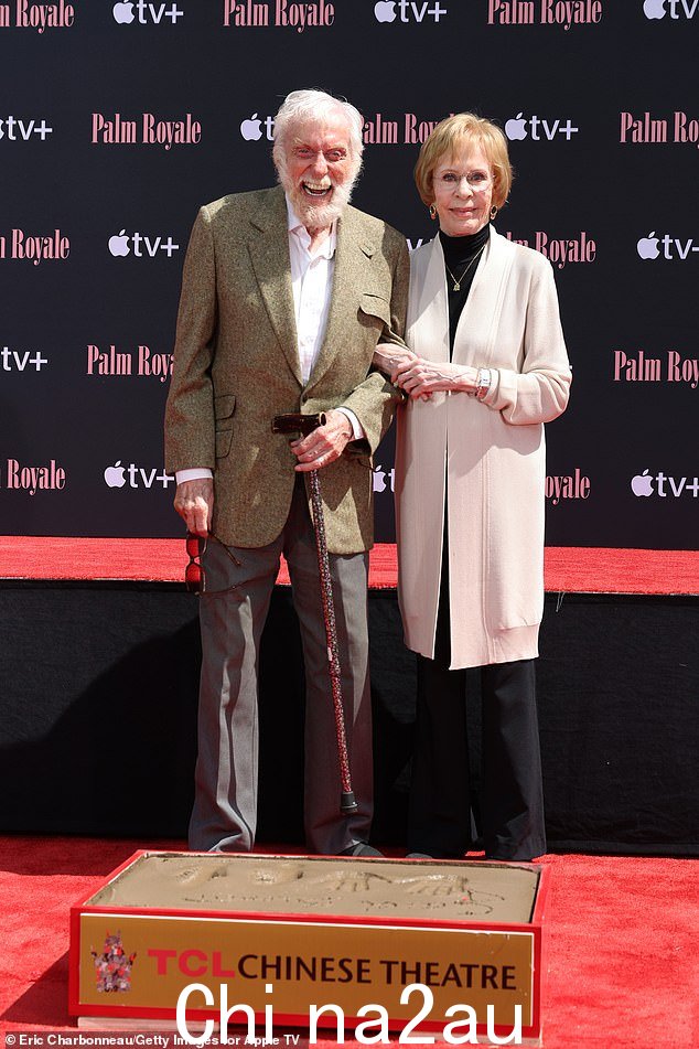 迪克·范·戴克 (Dick Van Dyke) 在周四于好莱坞 TCL 中国剧院举行的众星云集的老朋友卡罗尔·伯内特 (Carol Burnett) 手足印仪式上支持了她
