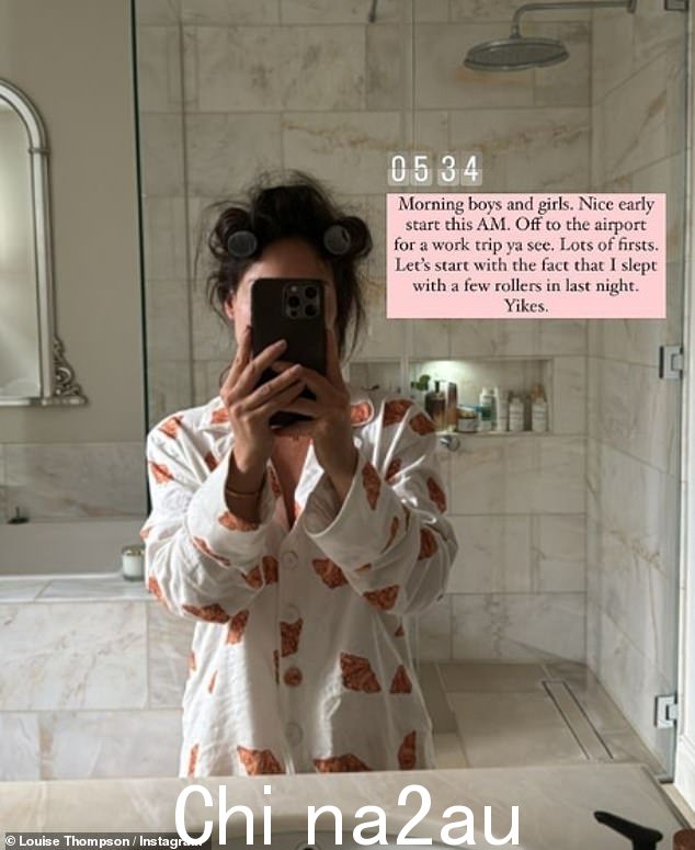 路易斯写道:'早上好,孩子们。早上很早就开始了。去机场出差,你瞧。很多个第一。 “首先,我昨晚睡了几个滚轮。哎呀。'