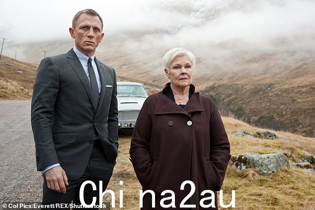 朱迪·丹奇夫人于 2012 年与丹尼尔·克雷格一起主演詹姆斯·邦德的《007:天幕杀机》