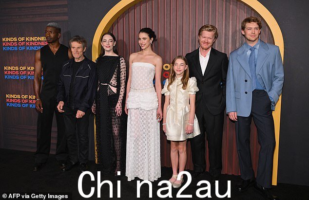 他在红地毯上与联合主演 Stone、Plemons、Mamoudou Athie、Willem Dafoe、Margaret Qualley 和 Merah Benoit 合影留念