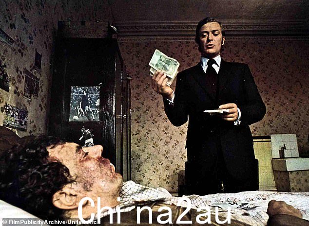 迈克尔·凯恩 (Michael Caine) 于 10 月宣布,在经历了 70 年的辉煌职业生涯(1971 年拍摄)后,他将从演艺界退休