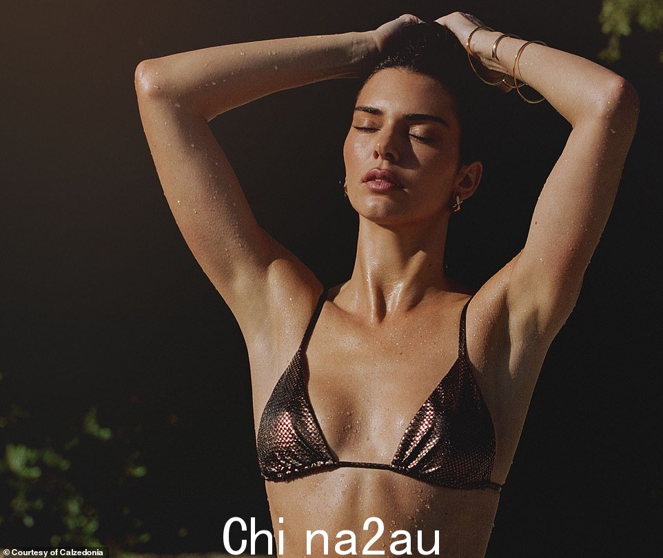 凯莉·詹纳 (Kylie Jenner) 的妹妹将黑发披散下来,并为她的初夏造型添加了唇彩