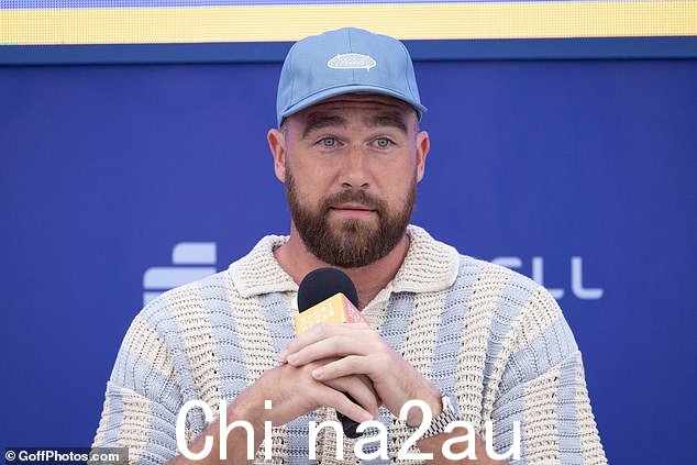 特拉维斯同意他兄弟的观点,并分享了他们在播客中如何平衡足球和生活方式内容的见解