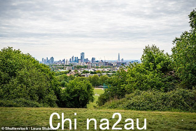 在歌曲《So Long, London》中,除了明确提到这座城市外,她还唱道:“你把我留在了希思旁的房子里”,似乎指的是汉普斯特德希思”班=