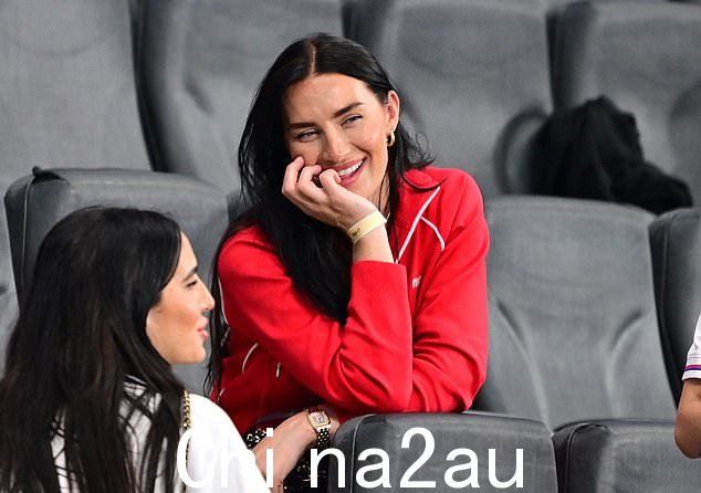 凯尔·沃克的妻子安妮·基尔纳昨天在法兰克福竞技场的看台上合影
