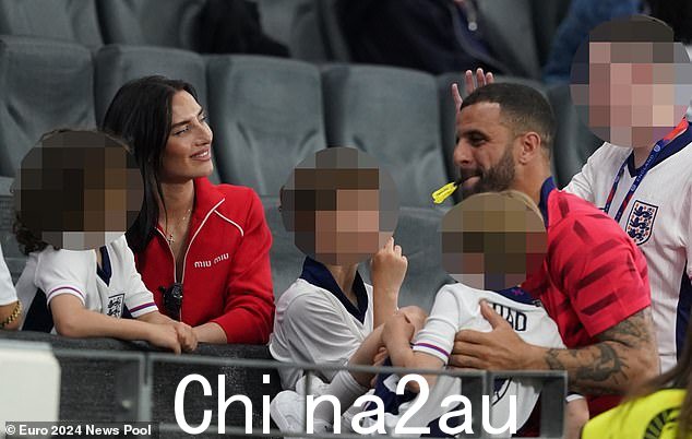 凯尔·沃克的妻子安妮·基尔纳在英格兰队比赛结束后向家人致意时微笑着