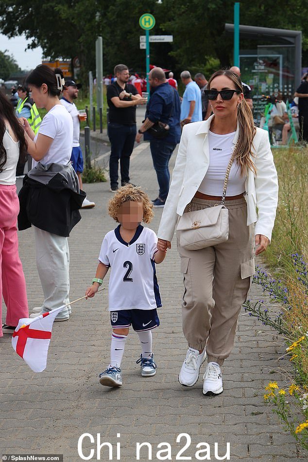 Lauryn Goodman 昨天带着儿子 Kairo 去看他父亲 Kyle Walker 代表英格兰出战的比赛