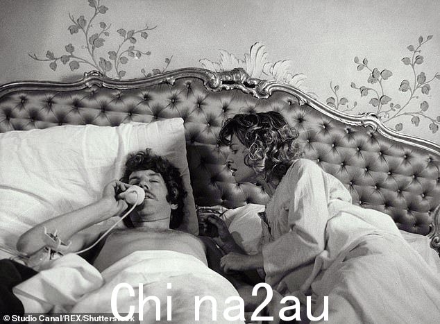 这部令人毛骨悚然的惊悚片,讲述了一对夫妇失去了年幼的女儿,但后来被一对姐妹告知,小女孩正试图与他们取得联系,上映后成为一部邪教恐怖电影