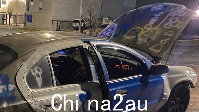 周六,澳大利亚首都地区警方在调查涉嫌烧毁事件时发布了这张满是涂鸦的汽车图片。图片:ACT 警务
