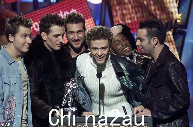2000 年 1 月,NSYNC 发行了《Bye Bye Bye》,该歌曲一举跻身 Hot 100 排行榜前 5 名,并在 Hot 100 Airplay 排行榜上占据榜首长达五周。 Arkinson 后来出生于 2000 年 6 月