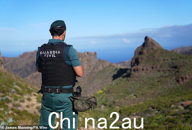 一名警察俯瞰马斯卡村,特内里费岛,搜索工作将于 6 月 21 日继续进行