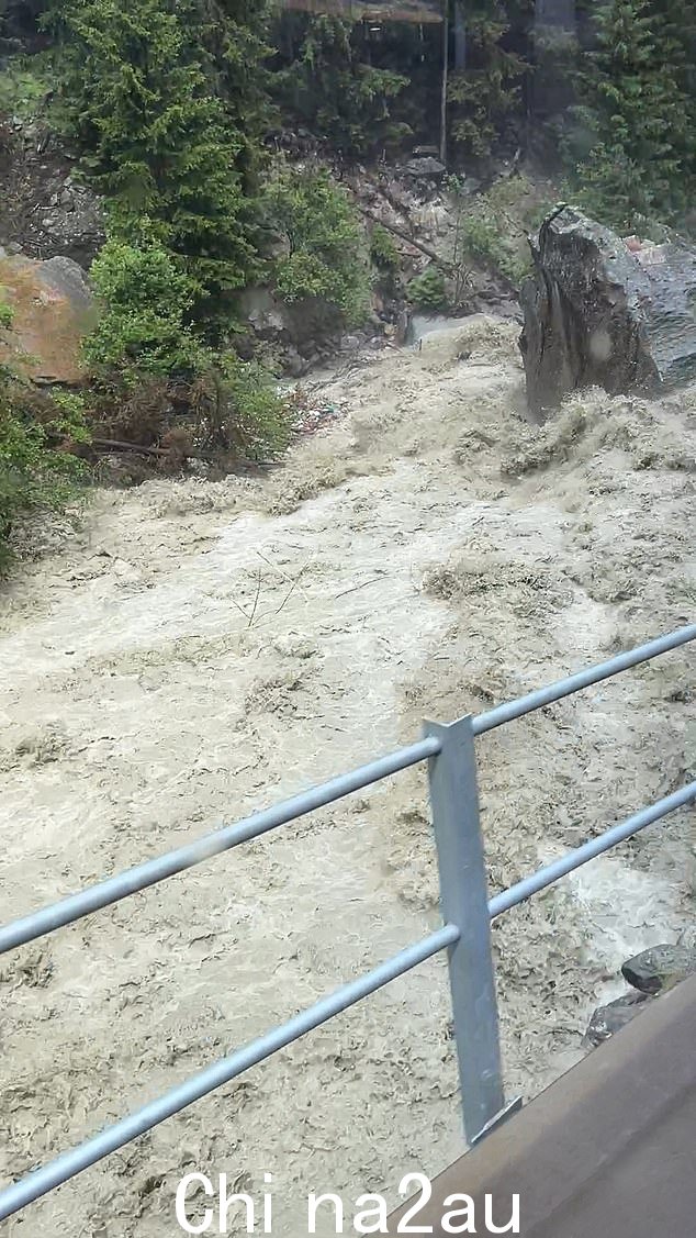 建议居民远离桥梁和水道,因为火车服务已暂停且道路被封锁