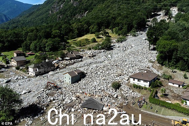 无人机图像显示恶劣天气后碎片散落在房屋周围