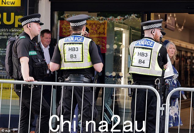 警察试图控制公众时,大街上有大批警察驻守