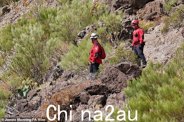 6 月 22 日,搜索进入第 6 天,特内里费岛马斯卡村附近的消防队员
