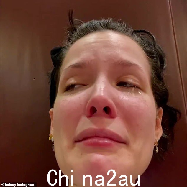 在 Instagram 视频中,这位明星说她感觉“像个老太太”,可以看到她在揉腿。似乎遭受了痛苦