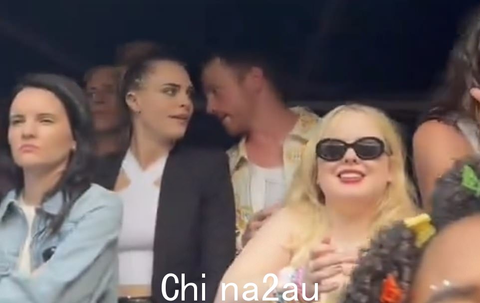 模特 Cara Delevinge(左)与 Nicola Coughlan(右)一起参加 Swift 的 VIP 包厢演唱会