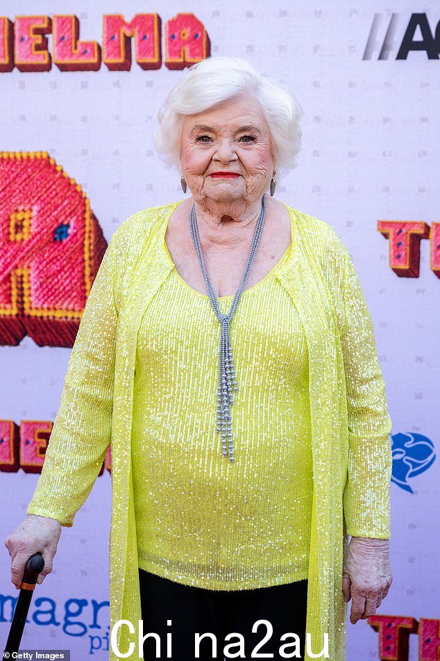 94 岁高龄的琼·斯奎布 (June Squibb) 首次在故事片中担任主演,新动作喜剧《塞尔玛》将于 6 月 21 日星期五上映。 =