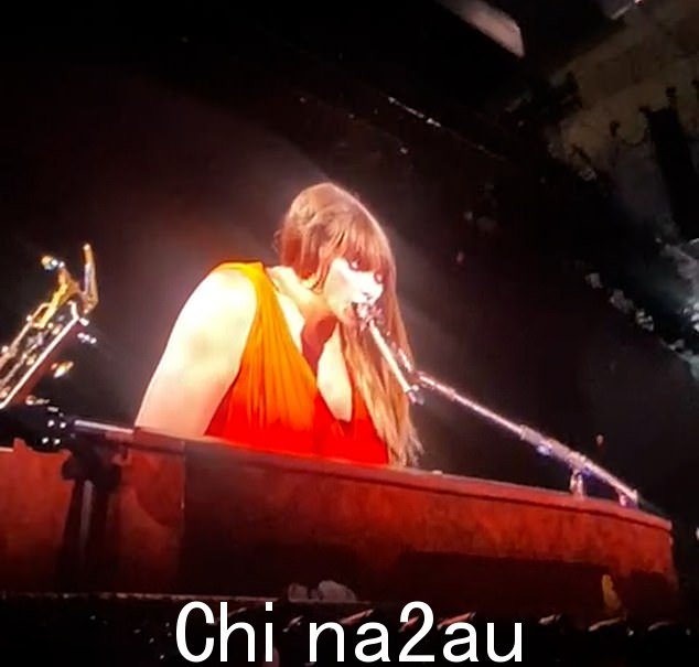 这位女歌手在周五之前没有表演《黑狗》,并向她的歌迷承认她很紧张,这位金发美女说:“我以前从未现场演奏过这首歌,所以祈祷吧。”天哪。'