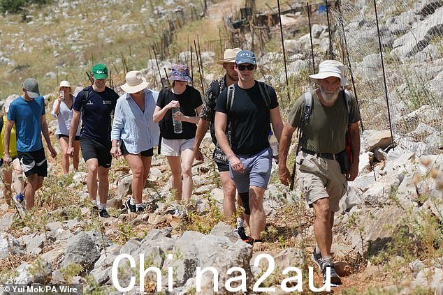 贝利博士还对希腊锡米岛上参与寻找她丈夫的志愿者表示感谢 - 本月早些时候拍摄了一些志愿者的照片