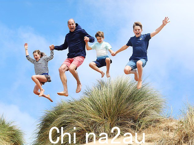为了纪念他的 42 岁生日,王室发布了这张威廉、乔治王子、夏洛特公主和路易斯王子从诺福克海滩沙丘上跳跃的空中一瞥
