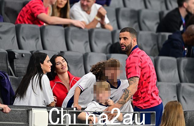 凯尔·沃克在英格兰对阵丹麦的比赛中与妻子安妮·基尔纳和家人聊天