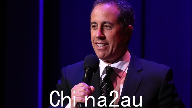 华盛顿特区 - 6 月 5 日:杰里·宋飞 (Jerry Seinfeld) 于 2017 年 6 月 5 日在华盛顿特区约翰·F·肯尼迪表演艺术中心由大卫·林奇基金会主办的全国笑声与歌曲之夜活动上登台表演。 (大卫林奇基金会的 Tasos Katopodis/Getty Images 拍摄)