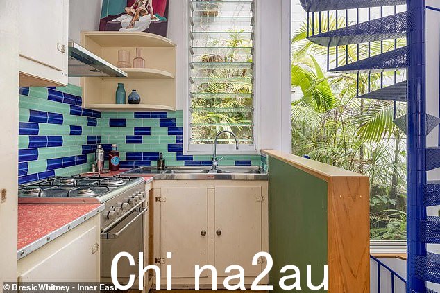 一楼住宅设有一间卧室和一间浴室,被描述为“不拘一格”和“古怪”