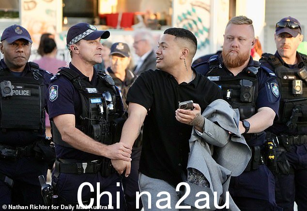 但是,至少发生过警察带走一名参赛者的事件