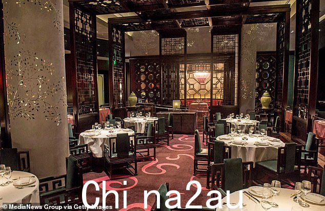 我们坐在 Jasmine(上图)的吊灯下,这是一家位于维加斯大道贝拉吉奥 (Bellagio) 的高级中餐厅。 晚餐费用为 8,000 美元。我通过我公司的美国运通卡收费。