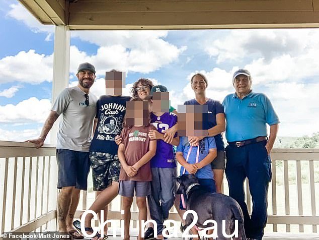 阿德里安说他应该搬到弗吉尼亚州她的农场与她的家人一起住,以重建他的生活。 (如图:丹尼斯(右)和他的孩子和孙子)