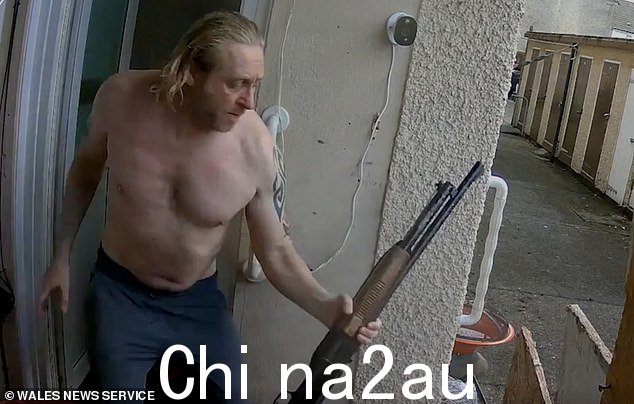 去年 8 月,愤怒的武器迷比利·普莱斯 (Billy Price)(如图)在格温纽波特赤裸上身从公寓里跑出来,用装满子弹的枪指着一名与他不和的男子