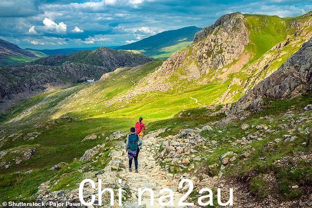 图:游客在北威尔士斯诺登尼亚国家公园徒步旅行(库存照片)