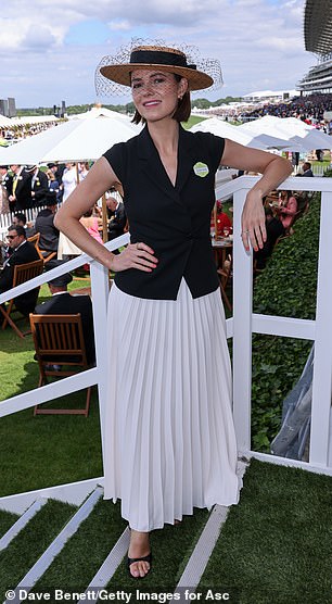 Kara Tointon 穿着黑色背心上衣,搭配白色百褶裙,看起来很优雅