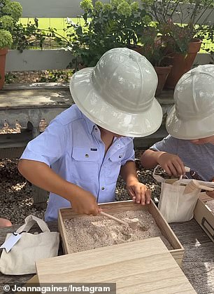 这位 HGTV 明星将一段视频剪辑上传到她的主页,标题为:“六岁了!”他要求举办“恐龙化石挖掘和风筝”派对'