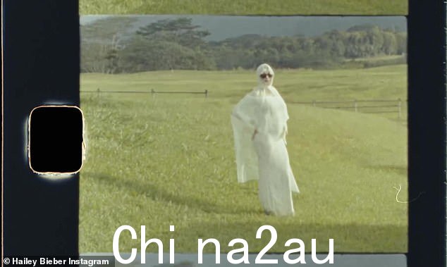 海莉在向粉丝和追随者展示她的孕肚时,穿着一件贴身的白色蕾丝婚纱,紧贴着她的身材